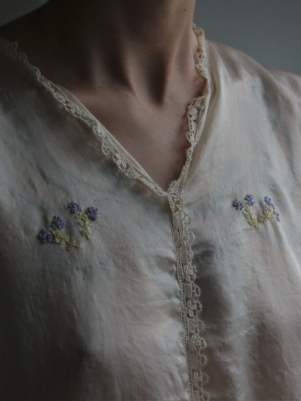 1920's Floral Embroidered Silk & Lace Lounge Blouse - Picture 4 of 10